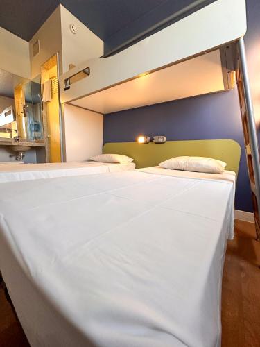 One-Bedroom Apartment with Double Bed and Single Bed image 4