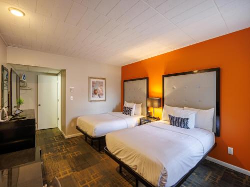 2 double beds