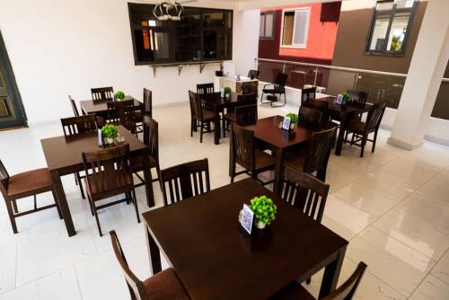 餐廳, First HR Hotel in 布林布林