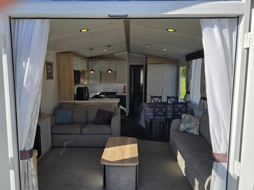 кухня, 3 Bed-Sleeps 8-Free Parking-5 Min to Beach in Дорноч