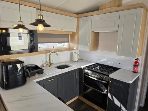 кухня, 3 Bed-Sleeps 8-Free Parking-5 Min to Beach in Дорноч