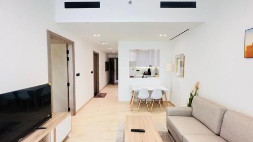OYO 1291 Home Fully Furnished 1bed Apt @JVC - image 14