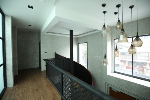 Chic Ekkamai Escape Near BTS, Dining & Nightlife, Bangkok (photo 10)