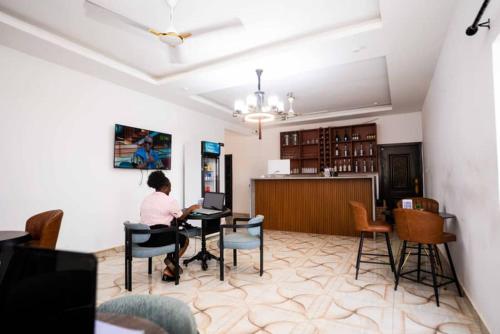 酒吧/高級酒吧, First HR Hotel in 布林布林