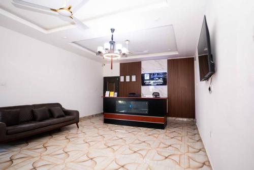 大堂, First HR Hotel in 布林布林
