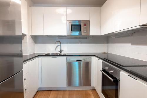 2ndhomes Modern & Cozy 2BR Apartment in City Center - image 3
