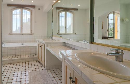 Bathroom, Magnifique Villa Provencal avec Piscine et Vue Mer in Trois Moulins