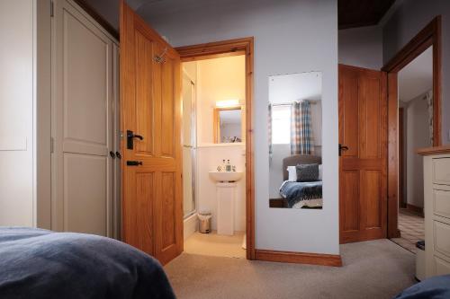 Humble Bee Cottage - image 2