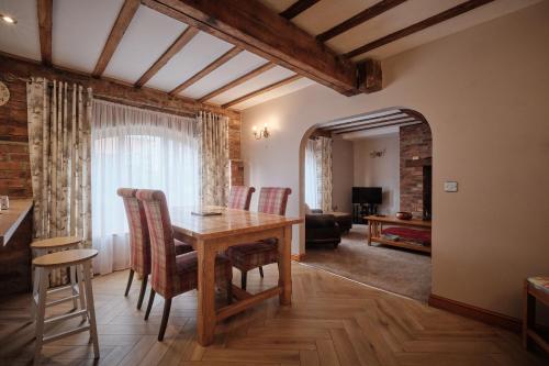 Two-Bedroom Cottage image 9
