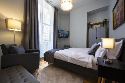 Athenaeum Spacious& Cozy 1Br Prime Location w Balcony 3