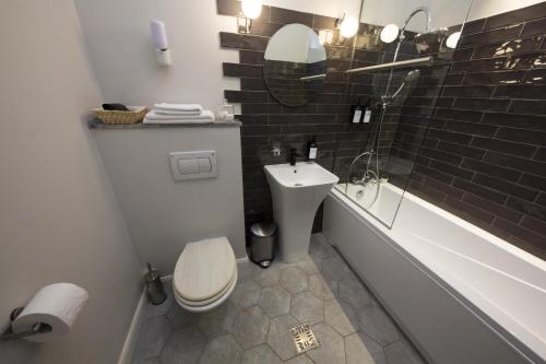 Athenaeum Spacious& Cozy 1Br Prime Location w Balcony 4