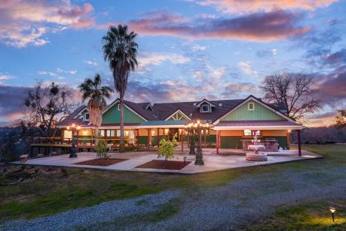 Yosemite Gateway Sleeps 18 - Coarsegold Villa near Bass Lake, Coarsegold