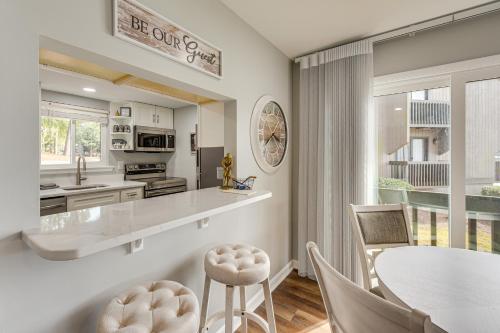 Pinehurst Lake Condo: Water View & Community Perks in 松林市