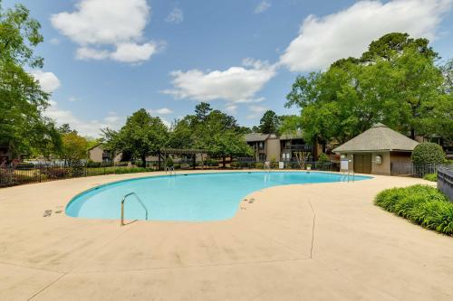 Pinehurst Lake Condo: Water View & Community Perks in 松林市