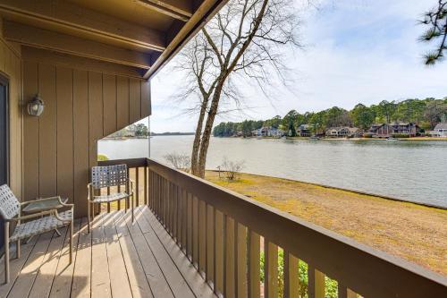 Pinehurst Lake Condo: Water View & Community Perks in 松林市