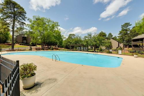 Pinehurst Lake Condo: Water View & Community Perks in 松林市