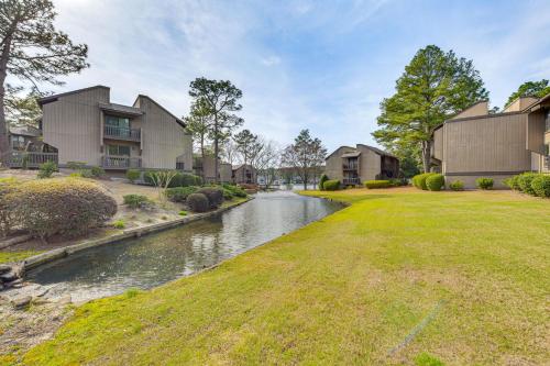 Pinehurst Lake Condo: Water View & Community Perks in 松林市