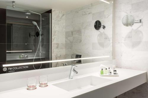 Superior Double or Twin Room with View image 10