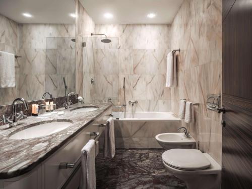 Deluxe Double or Twin Room image 7