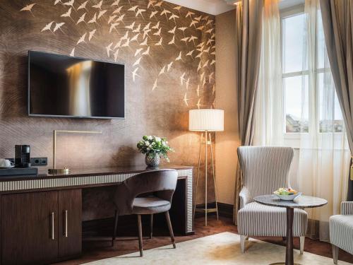 Deluxe Double or Twin Room image 4