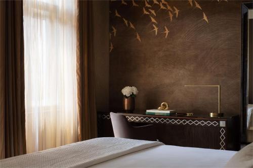 Deluxe Double or Twin Room image 6