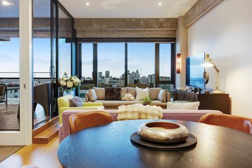 Premium Cityscape Abode w Skytower view & Parking, Auckland (photo 7)