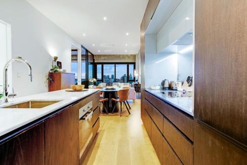Premium Cityscape Abode w Skytower view & Parking, Auckland (photo 9)