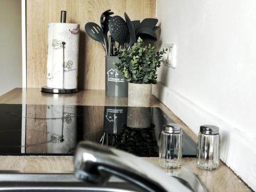 Kitchen, HolidayHome Aparments I Spaceous Room in BER-Reinickendorf, 1 Min. to Metro Station in Airport Berlin-Tegel