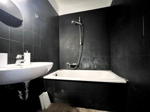Bathroom, HolidayHome Aparments I Spaceous Room in BER-Reinickendorf, 1 Min. to Metro Station in Airport Berlin-Tegel
