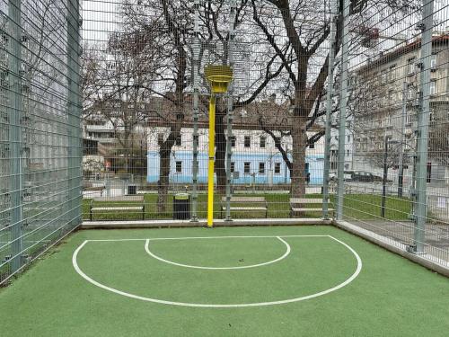 Spacious & Cozy Guesthouse - Near Metro & City Center - 3 Beds for 5 Person, Вена (фото 4)