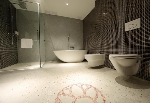 Luxury Suite image 5