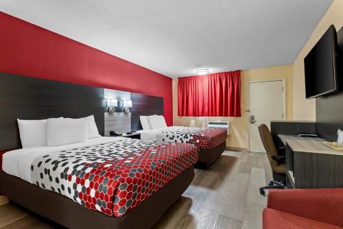 Econo Lodge Santa Rosa - image 13
