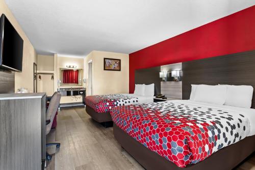 Econo Lodge Inn & Suites