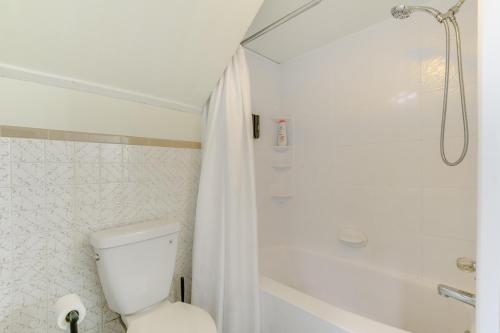 7 Mi to Dtwn Durham Home with Hot Tub and Game Room!