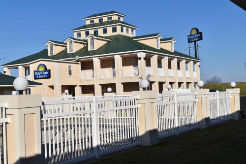 Days Inn by Wyndham Trumann AR - image 8