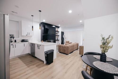 Kitchen, Parisian Retreat 6min to Main Quandrangle U of C in Woodlawn
