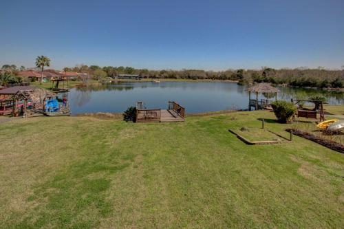 Dickinson Home with Patio and Grill - Near Galveston - image 6