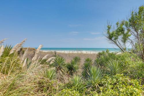 Beautiful Lakefront Condo - 5 Min Walk to Beach! - image 8