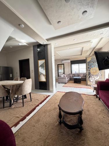 ห้องส่วนกลางสำหรับนั่งเล่น/ดูทีวี, Abu Hossam s chalet in เญราช