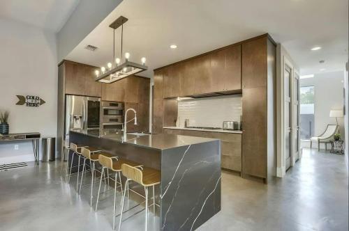 Modern 2-Home Oasis w Pool & Hot Tub in DT Austin in Austin, USA