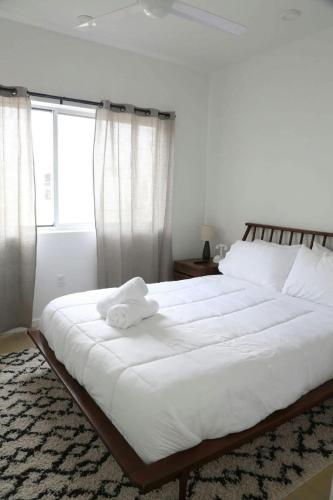 Modern Condo w Patio City Views Heart of DT Austin in Austin, USA