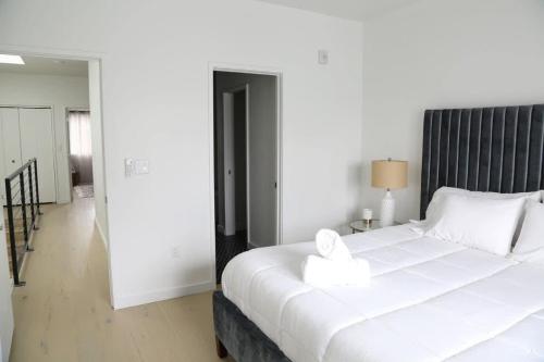 Modern Condo w Patio City Views Heart of DT Austin in Austin, USA