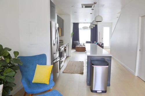 Modern Condo w Patio City Views Heart of DT Austin in Austin, USA