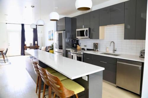 Modern Condo w Patio City Views Heart of DT Austin in Austin, USA