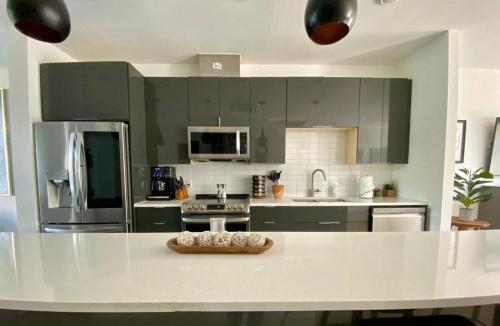Upscale 2BR Condo w Patio, City Views, Walk to DT Austin in Austin, USA