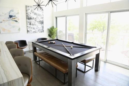 Tailgate Penthouse 2 Blocks from UT Stadium in Austin, USA