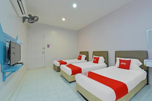 3 twin beds