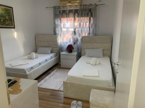 Twin Room with Bathroom image 3