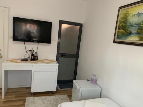Twin Room with Bathroom image 5