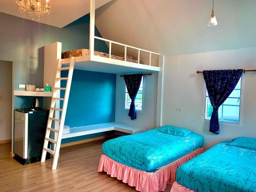 2 double beds